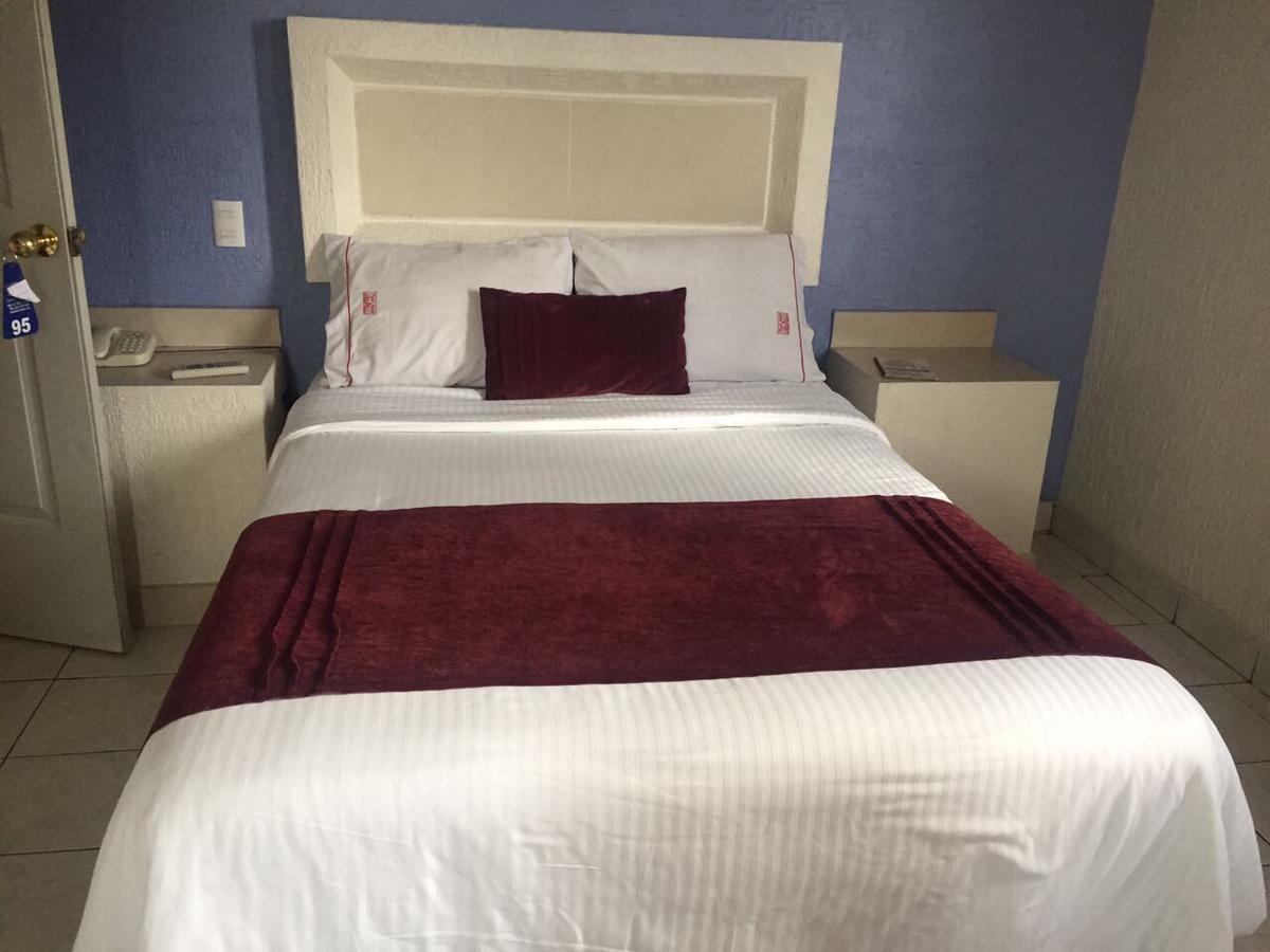 Hotel La Paz Гуадалахара Екстериор снимка