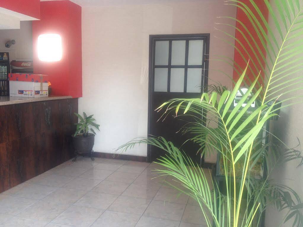 Hotel La Paz Гуадалахара Екстериор снимка